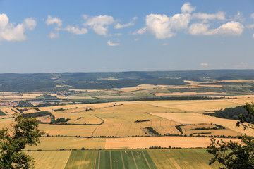 Fototapeta na wymiar Landschaft, Felder und Wiesen