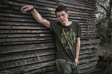 mann auf einem holz hintergrund