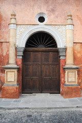 Fototapeta na wymiar Drzwi wejściowe w Antigua