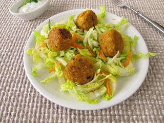 Rote Linsen Bällchen auf Salat