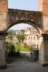 Fototapeta na wymiar Ruiny klasztoru Santa Clara w Antigua