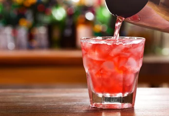Küchenrückwand glas motiv Cocktail Cocktail einschenken