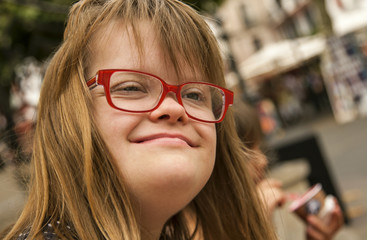 portrait de jeune fille trisomique
