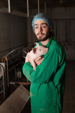 &eacute;leveur tenant un porcelet