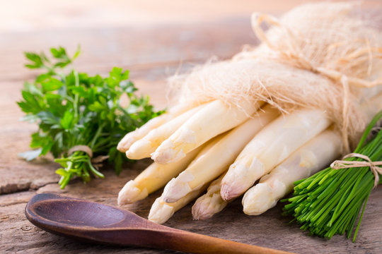 Spargel und frische Kr&auml;uter