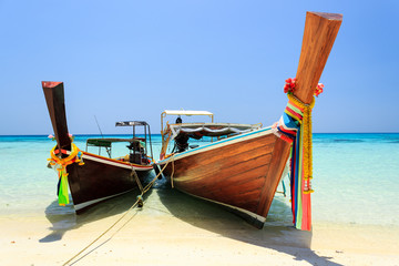 Fototapeta na wymiar Długi ogon łodzi na Koh Rok (Rok wyspa), Tajlandia.