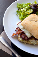 Hamburger avec bacon et steak, salade 