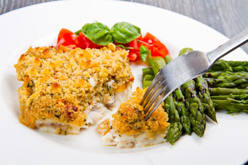 filetto di merluzzo in crosta con asparagi