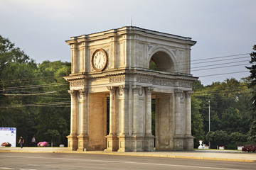 Fototapeta na wymiar Kishinev. Arch of Victory Moldova. Кишинев. Арка Победы