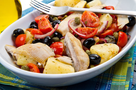 insalata di aringhe, patate, pomodori e olive