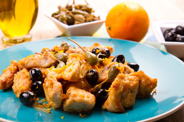 pesce spada agli agrumi con capperi e olive