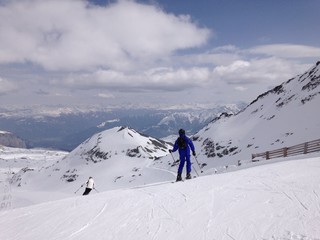 skiurlaub im winter in den bergen