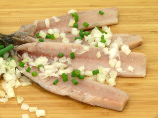 doppelmatjesfilet mit zwiebeln