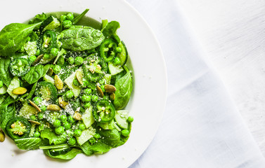 Green salad with spinach,pepper,sweet peas and parmesan