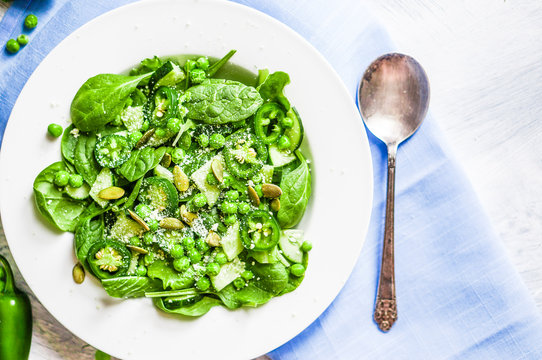 Green salad with spinach,pepper,sweet peas and parmesan