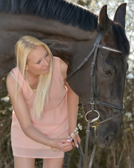 Portrait de la belle jeune femme avec cheval