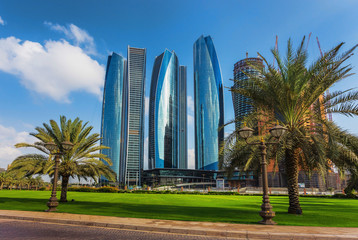 Fototapeta na wymiar Wieżowce w Abu Dhabi, Zjednoczone Emiraty Arabskie