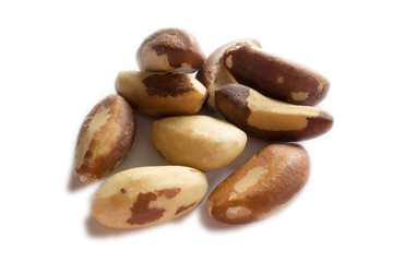 Obraz premium Paranüsse isoliert auf weißem Hintergrund