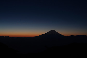 櫛形山からの夜明けの富士山