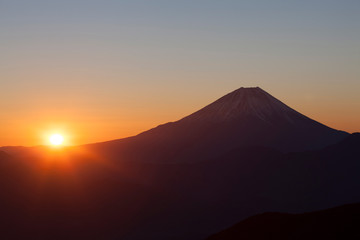 Fototapeta na wymiar 櫛形山から日の出の富士山