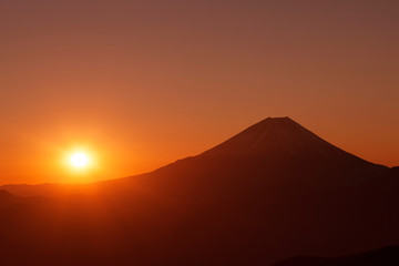 櫛形山から日の出の富士山