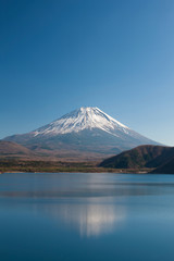 Fototapeta na wymiar 本栖湖からの秋の富士山