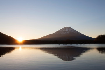精進湖から夜明けの富士山