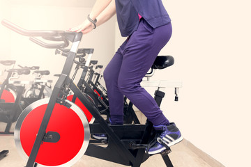 Plakat Kobieta energicznie jazda rower treningowy na siłowni