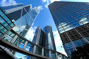 Photo sur Aluminium Lieux asiatiques Immeuble de bureaux au ciel