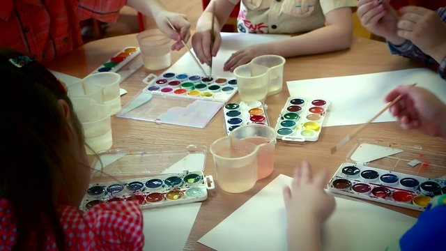 Дети рисуют акварельными красками