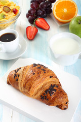 prima colazione con croissant