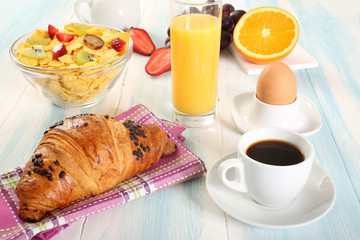 prima colazione croissant e caffe su tavolo