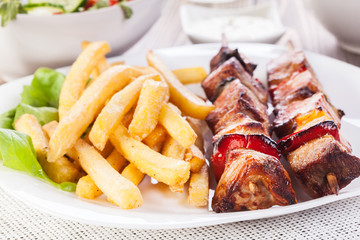 Grilled shashlik with chips