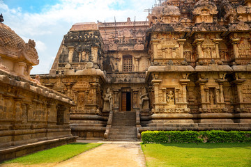Fototapeta premium Great architecture of Hindu Temple dedicated to Shiva, entrance