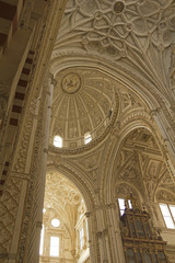 Fototapeta na wymiar Wnętrze katedry-meczetu w Kordobie