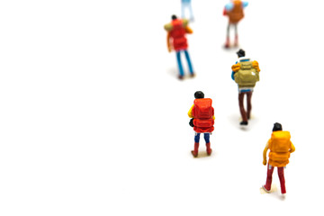 ハイキングをするミニチュアの人々