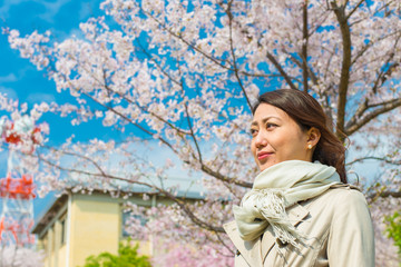 桜の木と女性のポートレート