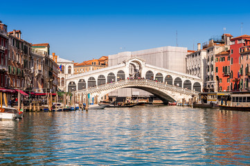 Fototapeta na wymiar Grand Canal, Pont du Rialto à Venise