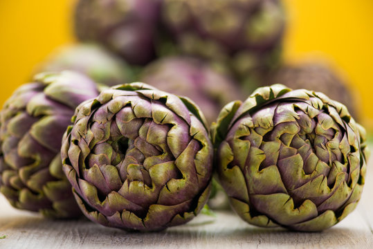 Carciofi freschi appoggiati su un tavolo