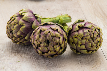 Carciofi freschi appoggiati su un tavolo