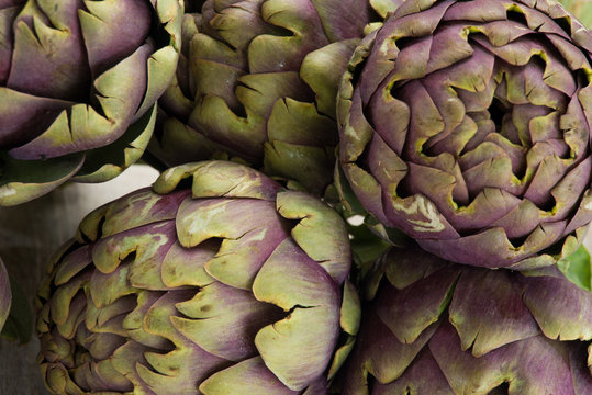 Carciofi freschi appoggiati su un tavolo