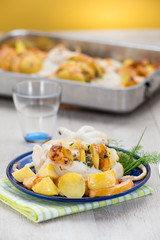 Seppia ripiena servita in un piatto blu