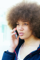 Junge Frau beim Telefonieren mit dem Smartphone