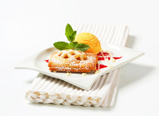 Little apricot pie with ice cream