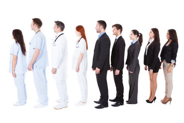 Obraz premium Doctors and managers standing in queue