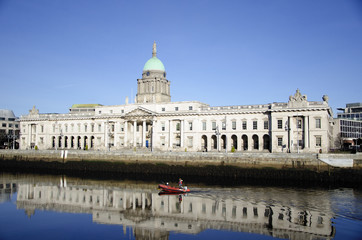 Fototapeta premium The Custom House, Dublin - Ireland