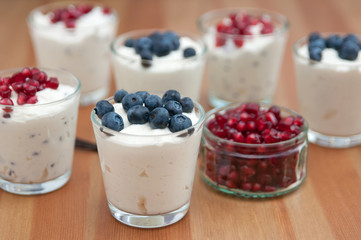 Vanille Topfencreme mit Beeren