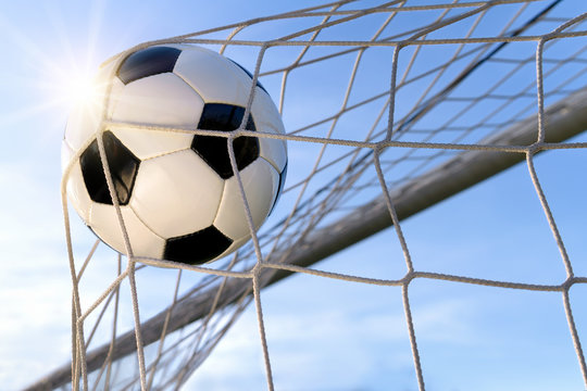 Fototapeta Fußball Treffer, mit sonnigem Himmel