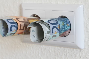 Steckdose mit Geld