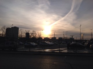 закат. парковка машин